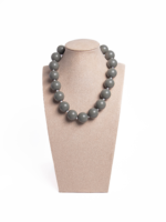 Collar chicle gris