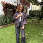 Chaqueta negra mini flores rojas