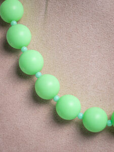 Collar chicle verde pastel mate - Imagen 2