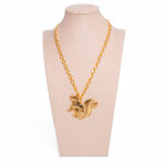 Collar ardilla en bronce con baño de oro 24k