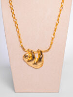 Collar oso perezoso con baño de oro 24k - Imagen 2