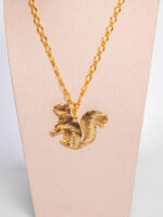 Collar ardilla en bronce con baño de oro 24k - Imagen 2