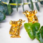 Aretas koala bronce con baño de oro 24k
