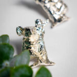 Aretas koala bronce con baño de plata