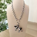 COLLAR VACA BLANCA NEGRA